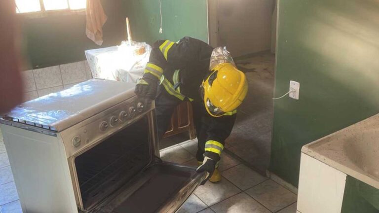 Moradores controlam incêndio causado por bolo esquecido no forno no bairro Alvorada em João Pinheiro
