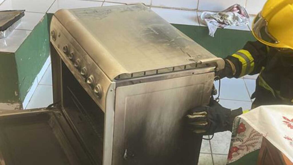 Moradores controlam incêndio causado por bolo esquecido no forno no bairro Alvorada em João Pinheiro