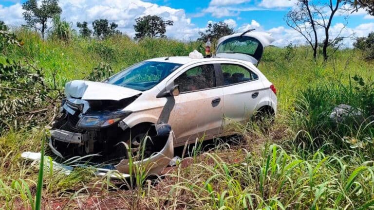 Polícia procura homem que furtou carro, causou acidente com feridos na BR 365 e fugiu a pé