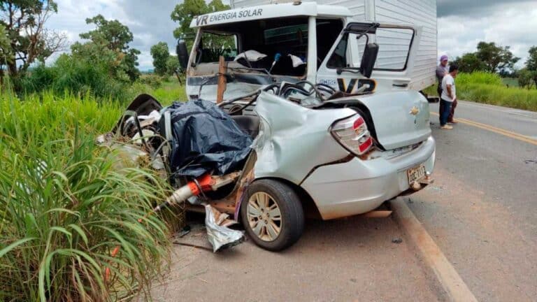 Quatro pessoas morrem em batida frontal na BR 365, em Patos de Minas