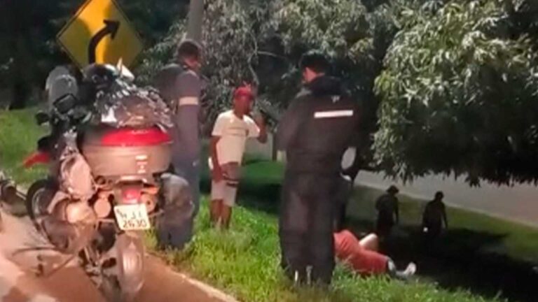 Condutor e passageira ficam feridos em queda de moto na BR-040, em João Pinheiro