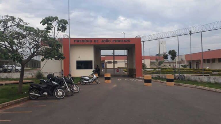Detentos do Presídio de João Pinheiro queimam colchões em motim cobrando transferência de unidade