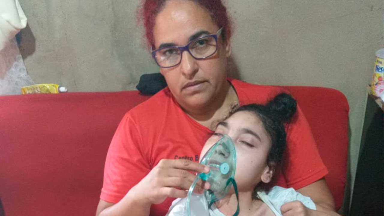 Mãe pede ajuda para transferência da filha pinheirense com microcefalia congênita para realizar gastrostomia