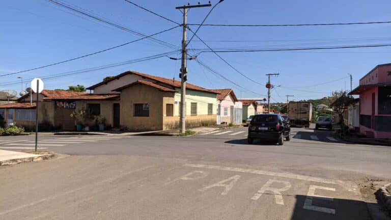 Mulher furta celular em bar no Centro de João Pinheiro; suspeita ainda não foi encontrada