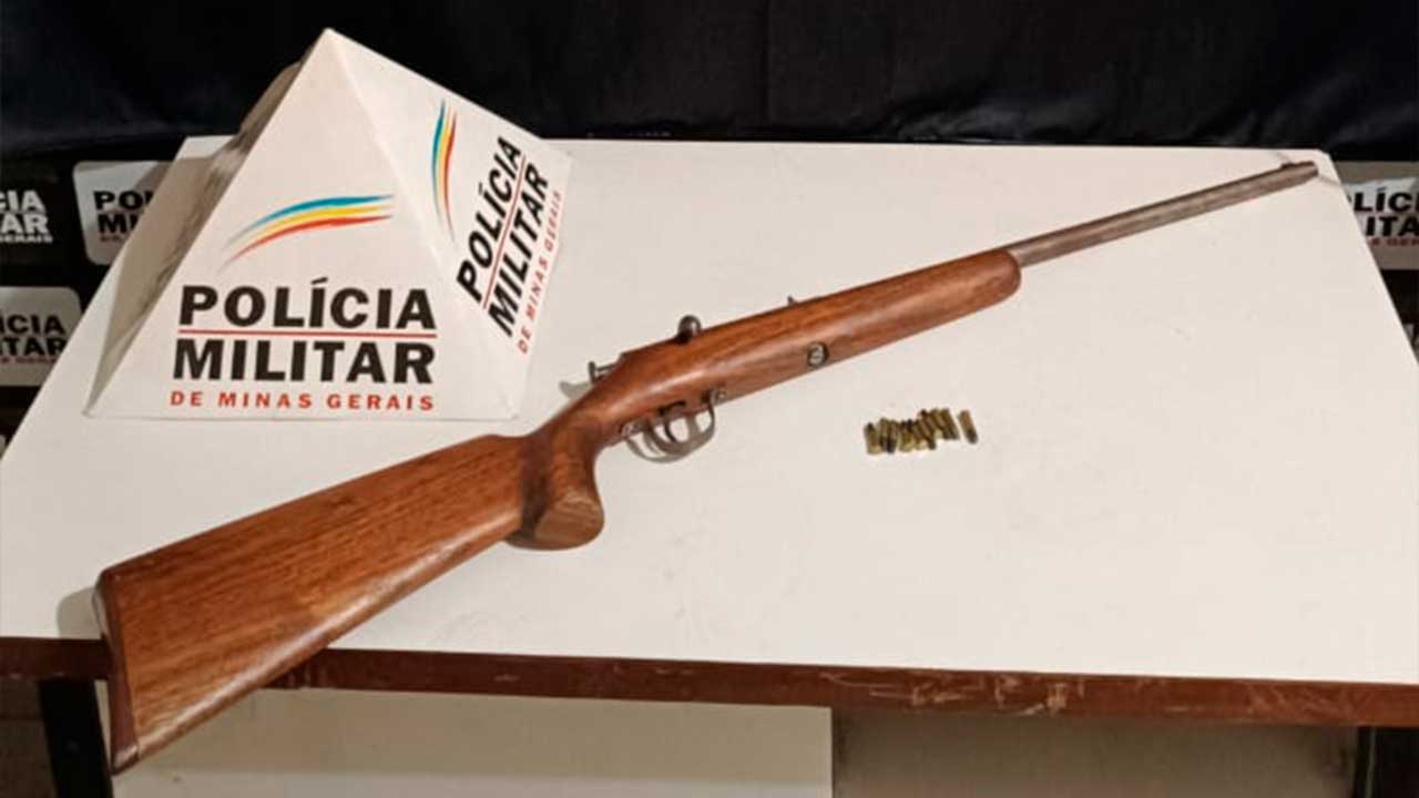 Homem de 28 anos é preso portando rifle de caça na LMG 698, próximo à Cana Brava, em João Pinheiro