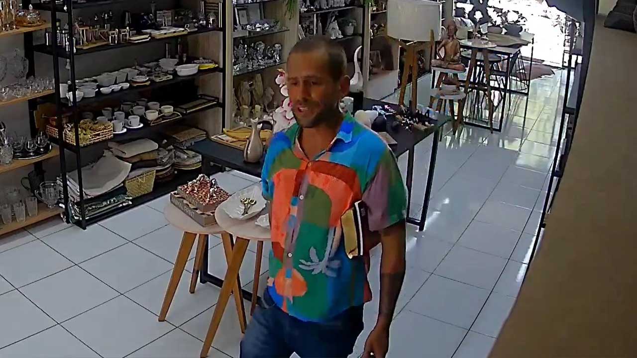 Ladrão que entrou em loja pedindo dinheiro e água e furtou celular é preso em João Pinheiro