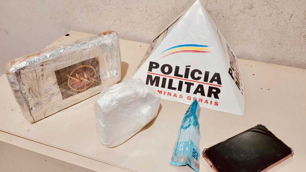 Traficante passa mal em ônibus e acaba preso com mais de 1,5 kg de pasta base de cocaína em João Pinheiro