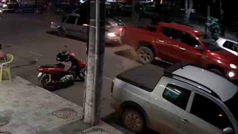 Câmera de segurança flagra batida na praça central de João Pinheiro e acende alerta para pais e motoristas