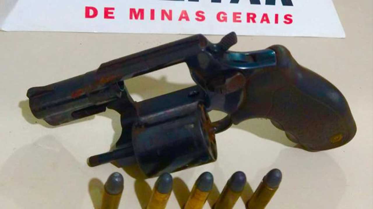 PM flagra patrão apontando revólver para funcionário durante discussão no Bairro Alvorada, em João Pinheiro