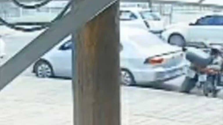 Motorista erra manobra, derruba duas motos no Centro e foge em João Pinheiro