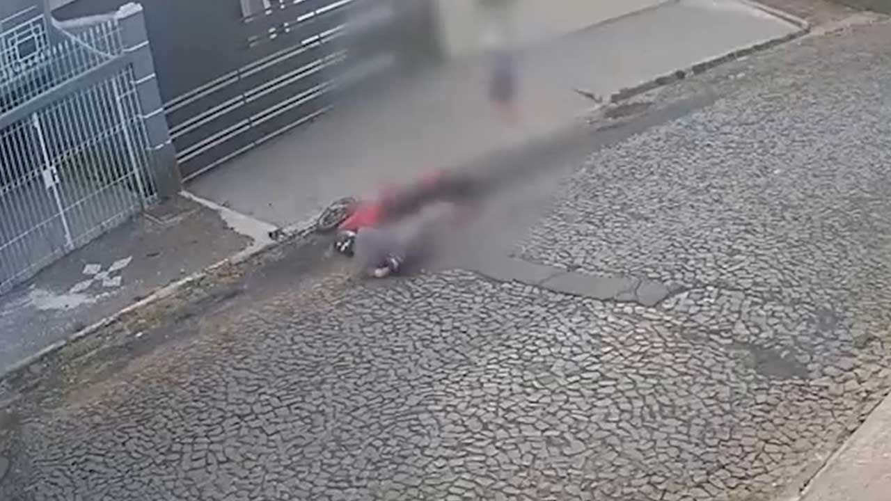 Carma instantâneo: homem cai de moto depois de dar tapa na bunda de mulher e vídeo viraliza