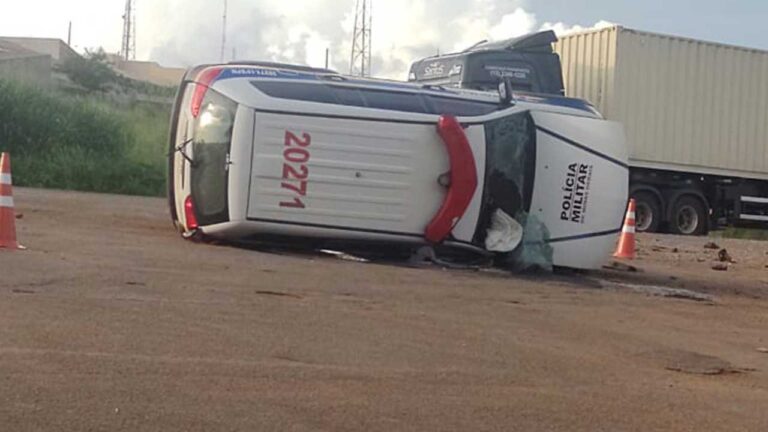 Viatura bate de frente com carro de suspeitos durante perseguição na BR-365 em Varjão de Minas