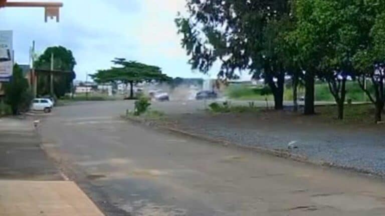 Vídeo mostra exato momento em que viatura bate contra carro de suspeitos durante perseguição em Varjão de Minas
