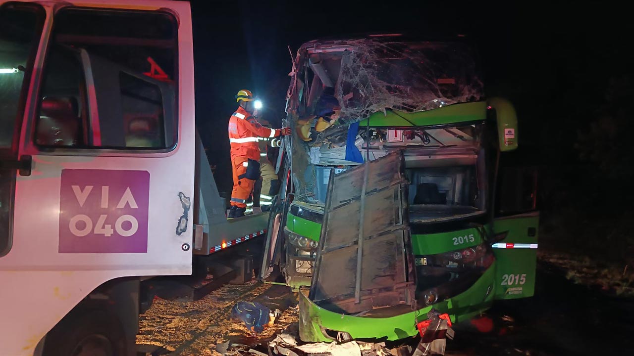 Colisão entre ônibus e carreta deixa 2 mortos e vários feridos na BR-040 em João Pinheiro