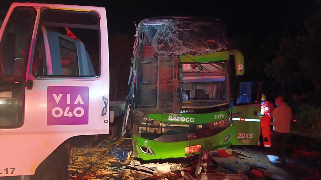 Colisão entre ônibus e carreta deixa 2 mortos e vários feridos na BR-040 em João Pinheiro