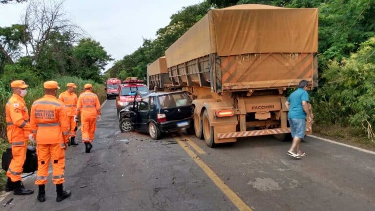 Carreta trava na subida da serra de Brasilândia e veículos de passeio batem de frente durante ultrapassagem