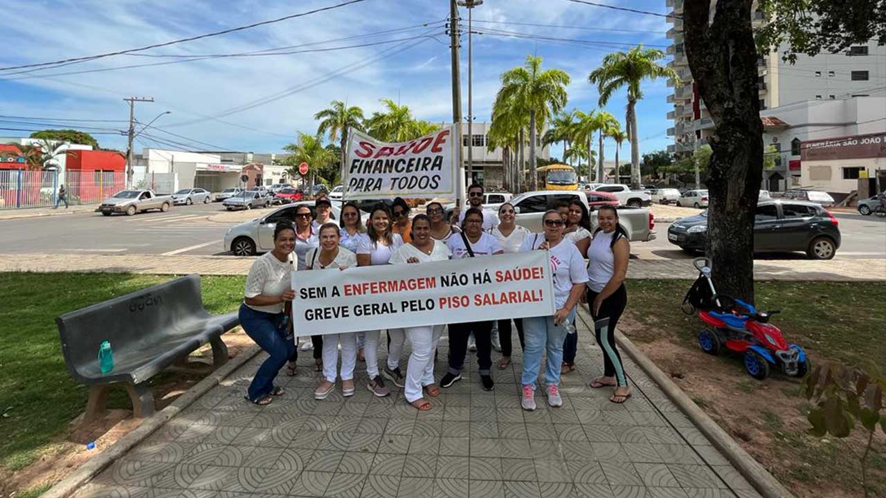Profissionais da saúde de João Pinheiro protestam pelo pagamento do Piso Salarial da Enfermagem
