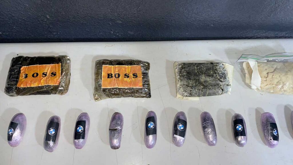 Polícia prende dupla com grande quantidade de drogas sintéticas presas às pernas em Patos de Minas