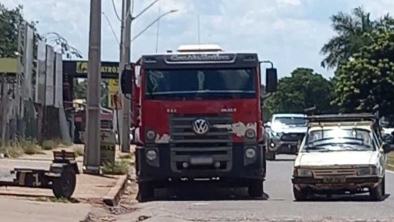 Veículos estacionados na marginal da BR-040 quase provocam atropelamento de pedestre em João Pinheiro