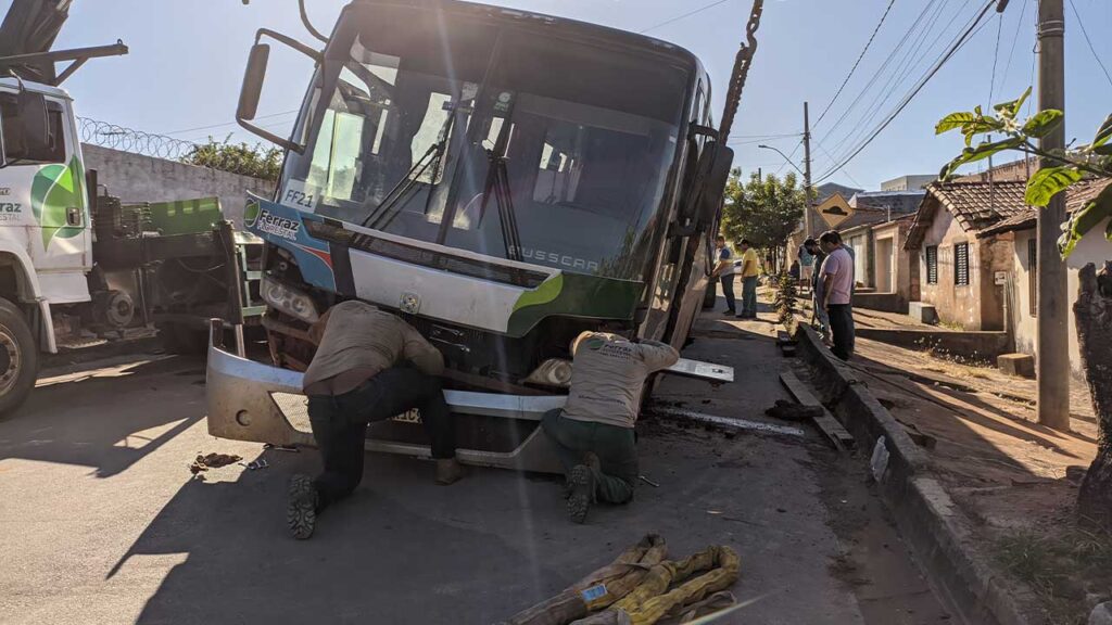 Asfalto cede e deixa ônibus e guincho presos em buraco na Maria Filomena, em João Pinheiro