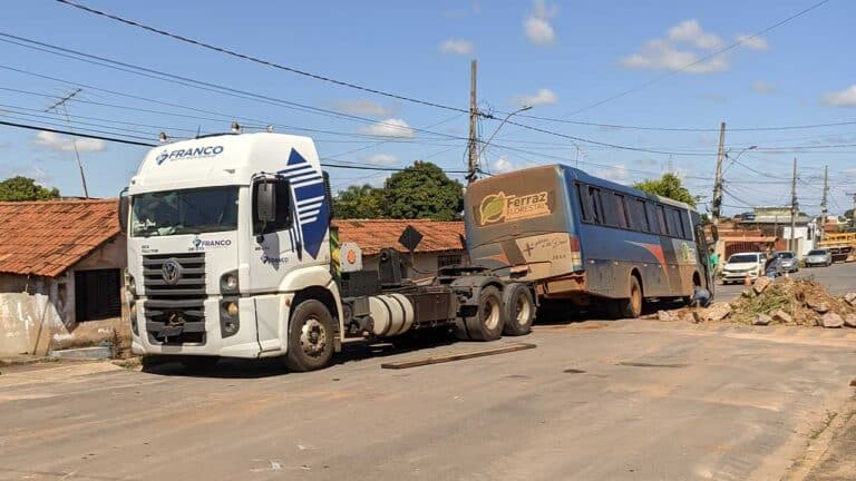 Asfalto cede e deixa ônibus e guincho presos em buraco na Maria Filomena, em João Pinheiro