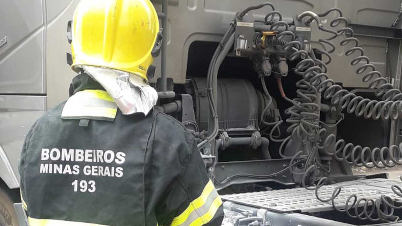 Carreta carregada com 40 mil litros de óleo vegetal sofre princípio de incêndio na BR-040, em João Pinheiro
