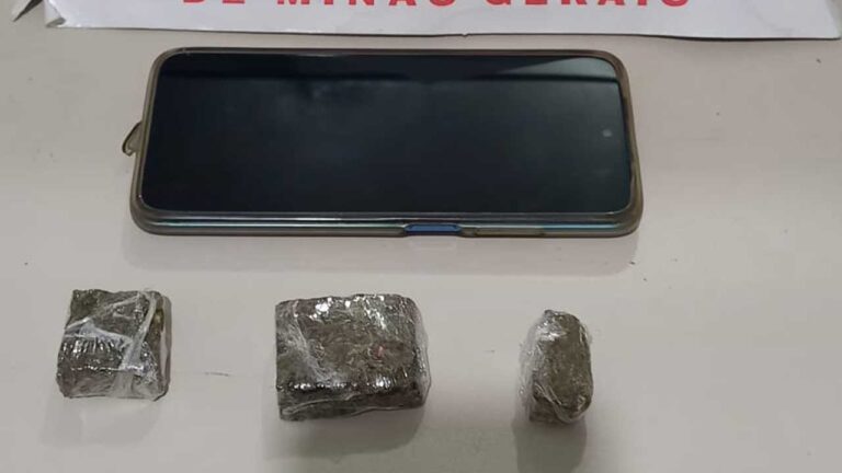 Homem é preso vendendo droga via delivery utilizando uma motocicleta no Centro de João Pinheiro