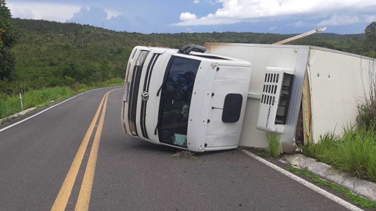Caminhão-baú carregado com frango congelado tomba na LMG-740 e deixa motorista e ajudante feridos em Presidente Olegário