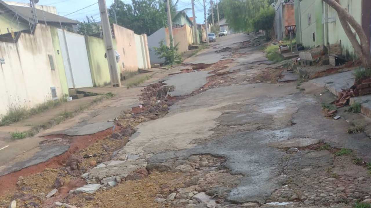 Com obra parada há meses, moradores da José Antônio Dias sofrem com rua completamente destruída em João Pinheiro