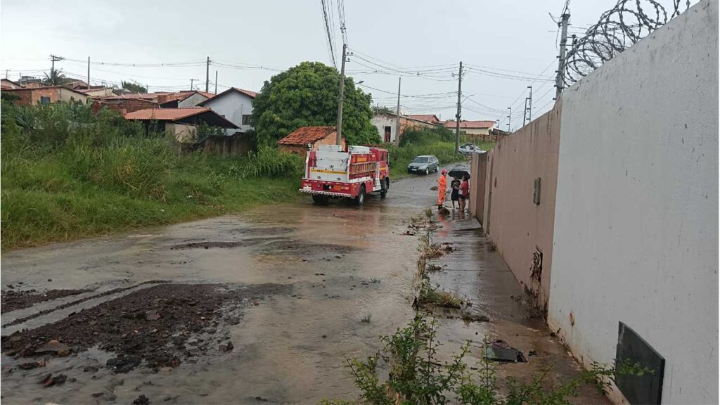 Moradora da Eva Moreira tem casa invadida novamente pela enxurrada e culpa prefeito de João Pinheiro