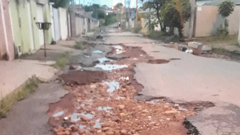 Moradora da Eva Moreira tem casa invadida novamente pela enxurrada e culpa prefeito de João Pinheiro