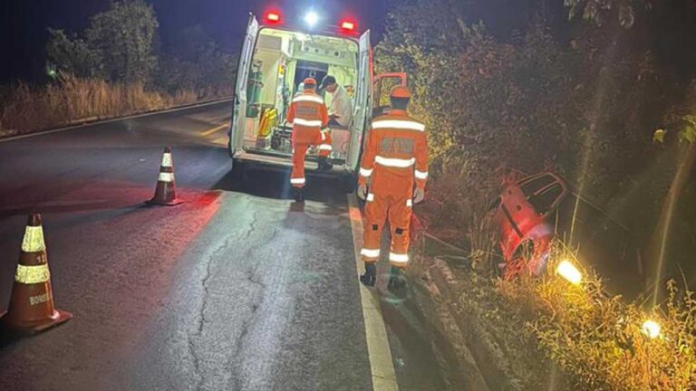 Carro colide com árvore na MG-181 em João Pinheiro, ocupantes saem ilesos do acidente