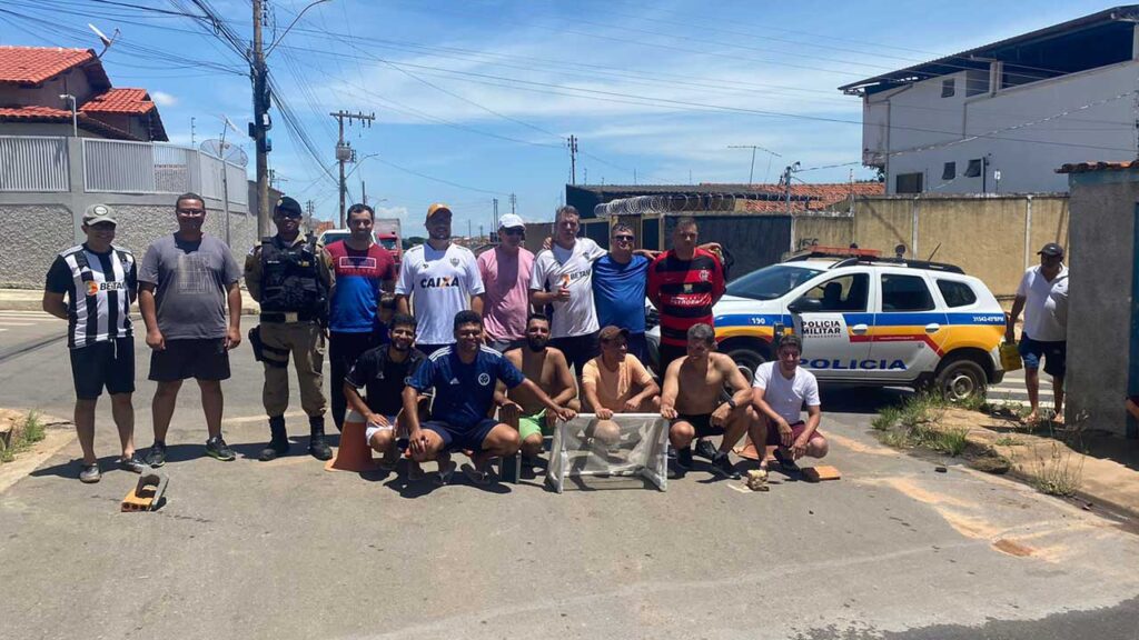 Exemplo de amizade: grupo de amigos de infância se reúne para jogar “golzinho de rua” em João Pinheiro