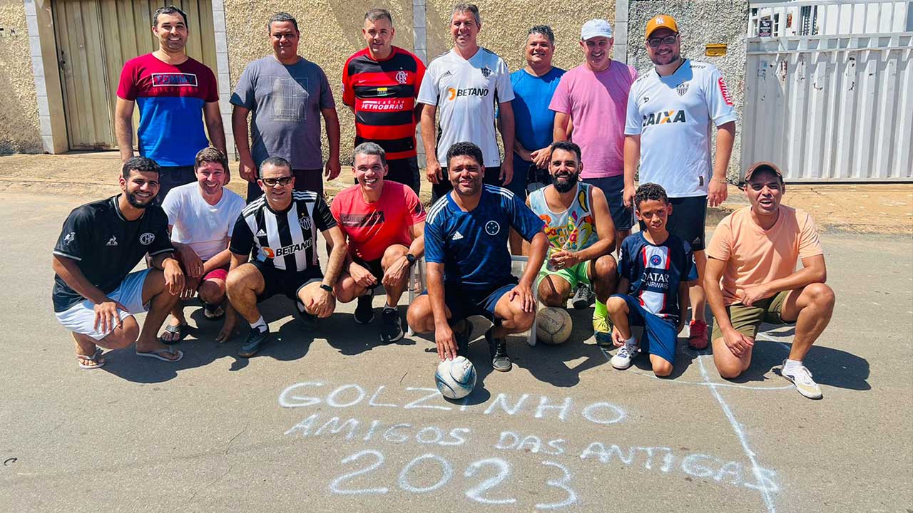 Exemplo de amizade: grupo de amigos de infância se reúne para jogar “golzinho de rua” em João Pinheiro