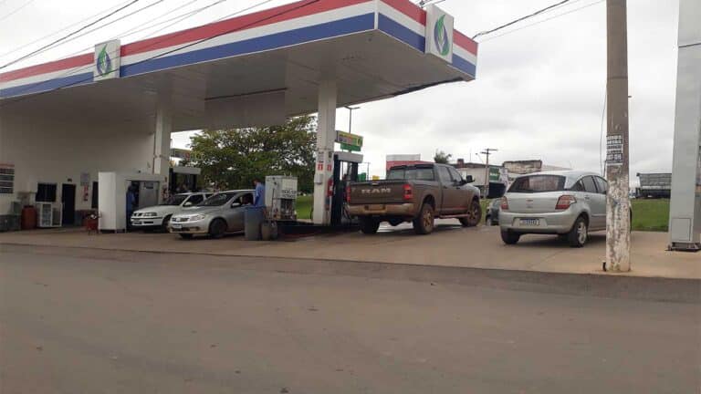 Petrobras reduz preço da gasolina para compensar alta de impostos