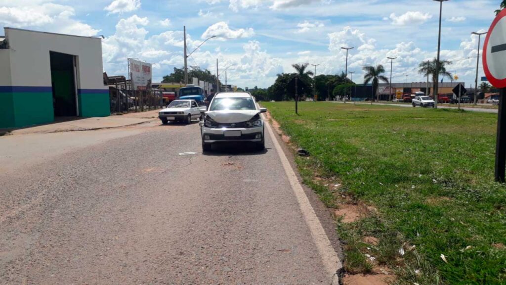 Motorista desatento se envolve em colisão traseira na marginal da BR-040, em João Pinheiro