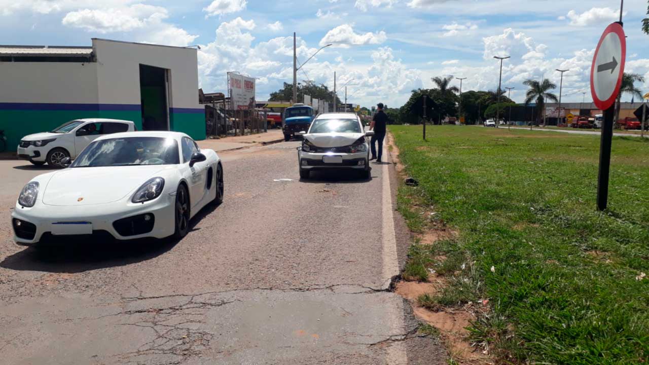 Motorista desatento se envolve em colisão traseira na marginal da BR-040, em João Pinheiro