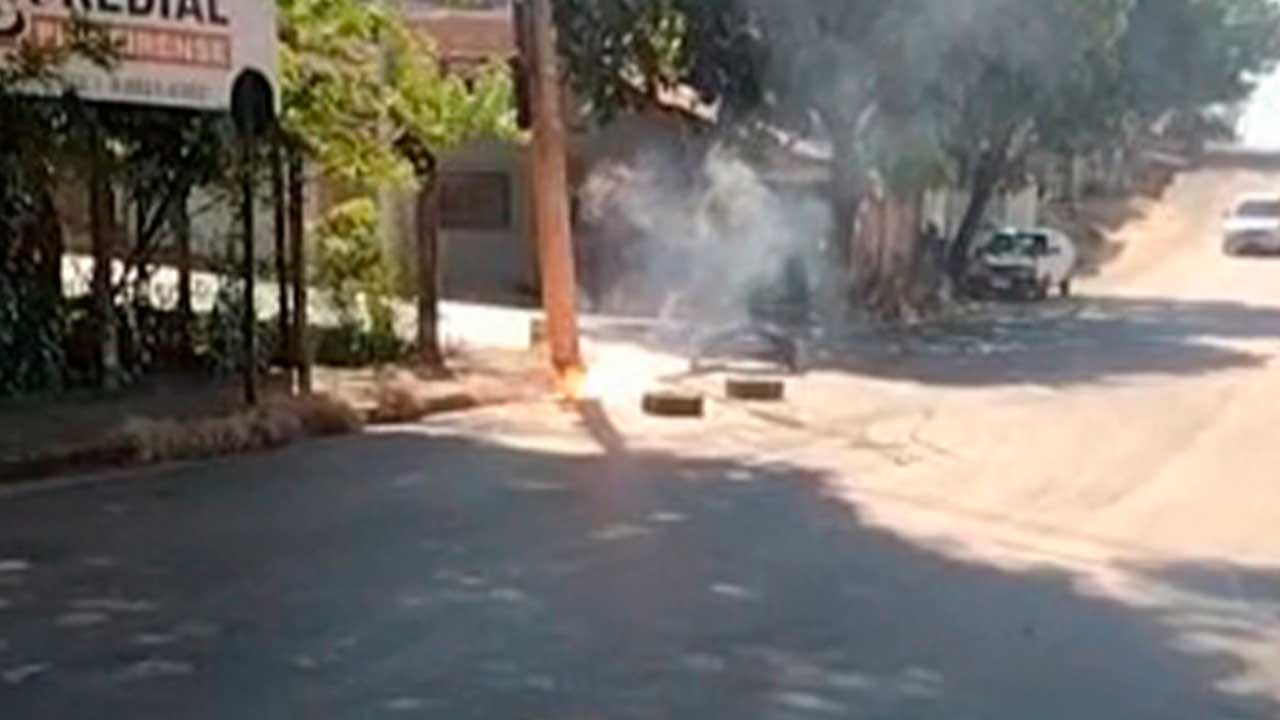 Caminhão bate em poste e fio de alta tensão causa princípio de incêndio em João Pinheiro
