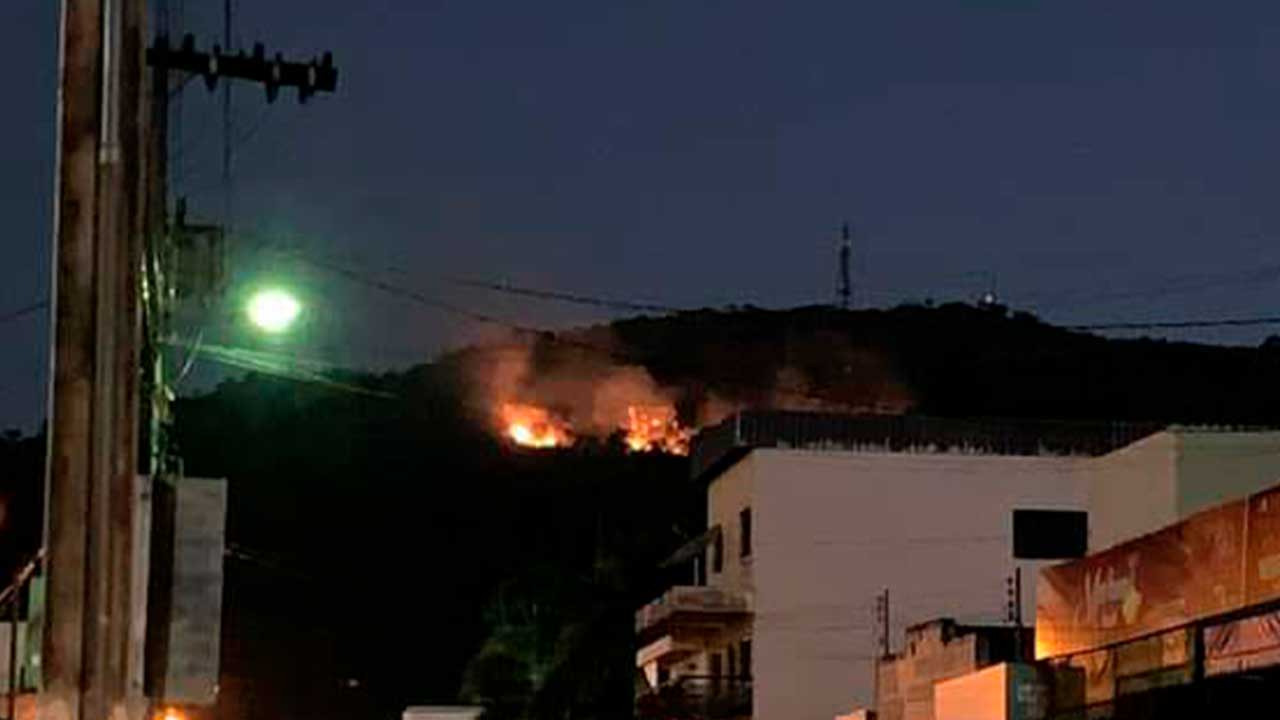 Defesa Civil de Brasilândia de Minas combate incêndio na Serra do Boqueirão na noite desta terça (28)
