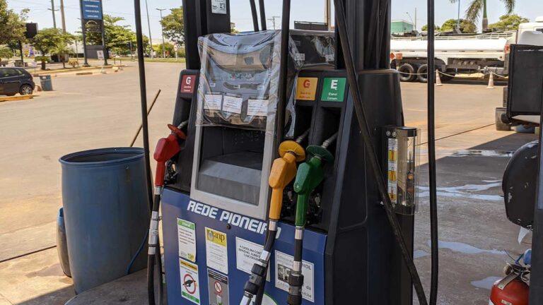 Volta do imposto federal eleva preço da gasolina para R$5,69 em João Pinheiro e assusta consumidores pinheirenses