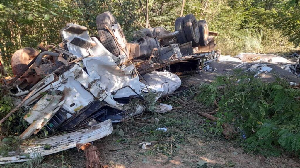 Motorista morre na hora após acidente com caminhão carregado na Serra de Santa Luzia em João Pinheiro