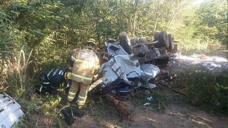 Motorista morre na hora após acidente com caminhão carregado na Serra de Santa Luzia em João Pinheiro
