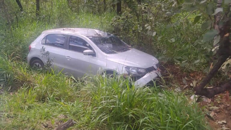 Motorista fica ferido após veículo sair de pista e colidir com árvore na BR-040 em João Pinheiro