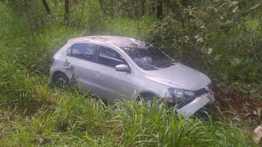 Motorista fica ferido após veículo sair de pista e colidir com árvore na BR-040 em João Pinheiro