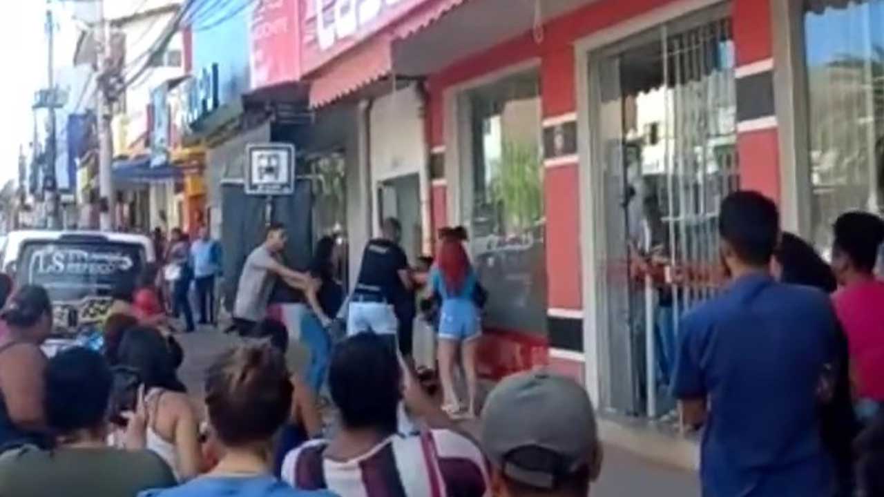 Vídeo: liquidação de loja termina com briga entre populares no Centro de Paracatu