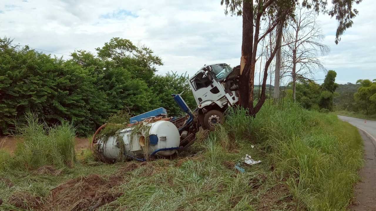 Caminhão aquaplana e vai parar fora da pista em acidente na MGC-354, em Presidente Olegário