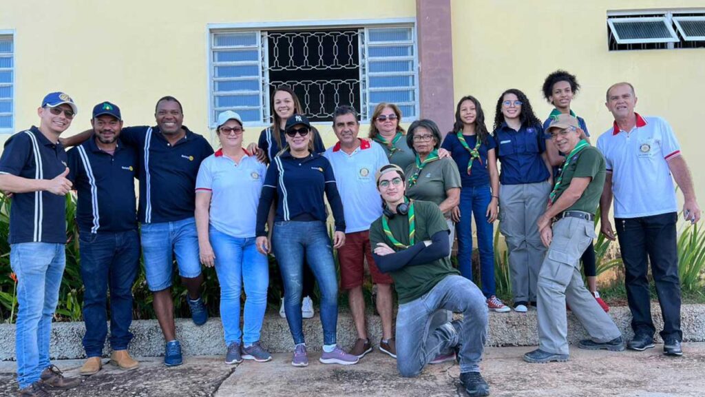 Rotary Club João Pinheiro e grupo de escoteiros realizam mutirão de limpeza contra a dengue no Roosevelt Porto