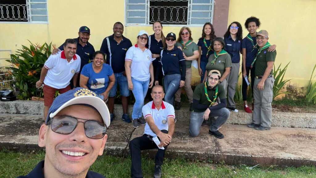 Rotary Club João Pinheiro e grupo de escoteiros realizam mutirão de limpeza contra a dengue no Roosevelt Porto