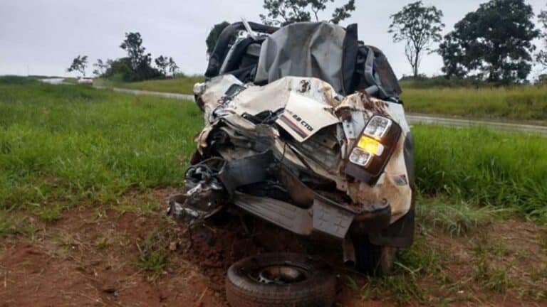 Caminhão bate na traseira de caminhonete e tira veículo da pista na MGC-354 em Presidente Olegário