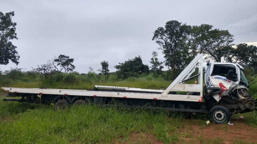 Caminhão bate na traseira de caminhonete e tira veículo da pista na MGC-354 em Presidente Olegário